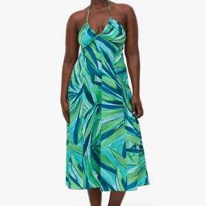 Blå och grön klänning - Blå och grön klänning från H&M! Aldrig använd med lappen kvar, storlek XS ☺️