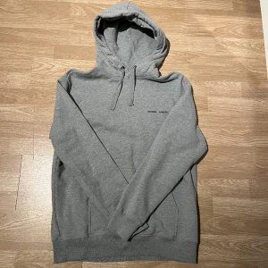 Samsøe Samsøe hoodie - Hej, säljer en grå Hoodie från samsøe samsøe. Den är i väldigt fint skick. Jag säljer då den var för stor för mig. Den är tung och skön och känns därav väldigt premium och nästintill lyxig. Storlek S passar även M  Skriv om du har frågor/funderingar 