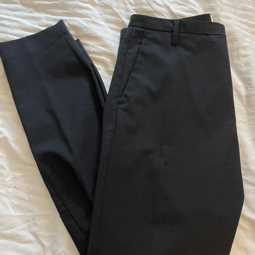 Ett par jättefina svarta kostymbyxor ifrån noa noa, midjemått 41cm och innerbensländ ca 72cm💗. Jeans & Byxor.