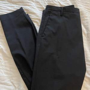 Ett par jättefina svarta kostymbyxor ifrån noa noa, midjemått 41cm och innerbensländ ca 72cm💗