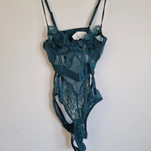 Spets body  - Endast provad men den var alldeles för liten🦋