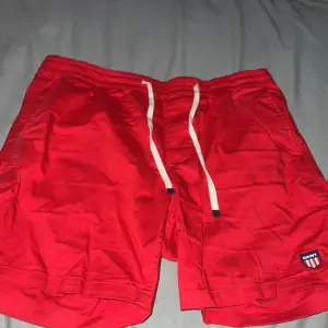Ett par snygga röda gant shorts i storlek s, säljer dom för jag har växt ur dom, dom är knappt använd dessutom har dom legat i min garderob i 2-3 år