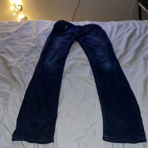 Levis jeans - Ett par gamla levis jeans som inte är använda på många år, därför jag säljer biligt, passform-slim