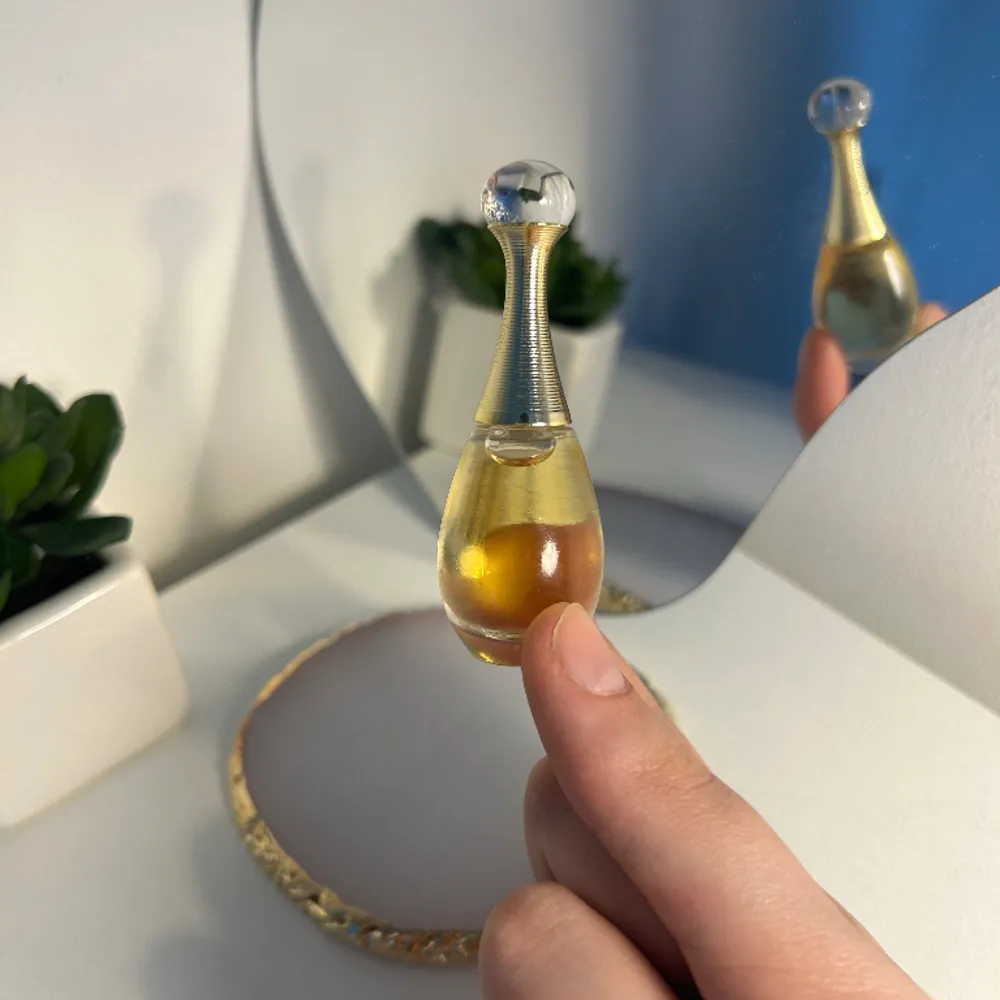 Dior J’adore Eau de Parfum, 5 ml och aldrig använd endast luktad. Kan användas som tester eller bara ha i väskan!💗. Accessoarer.