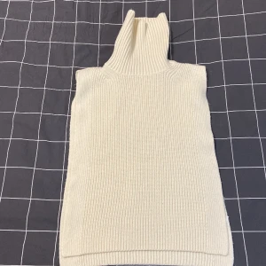 En stickad tröja  - Jag har haft den i några månader och använt den några gånger. Vill bli av med mycket av det jag har för att jag ska flytta snart. 