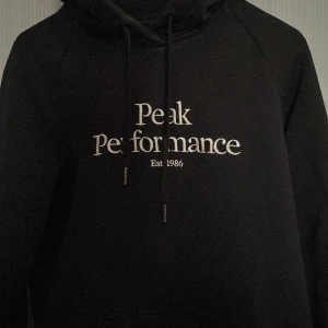 Peak Performance  - Säljer min peak godiset pågrund av att den blivit för liten och för att jag inte tycker om den. Pris går att diskutera, skriv för fler bilder🫶🏻