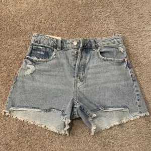 Superfina somriga jeansshorts men som aldrig kom till användning. Köpt för 250 kr i butik🌸 