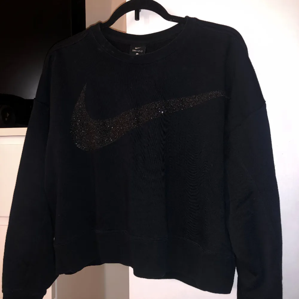 Säljer denna sweatshirt från Nike med glittrig Nike-logga (😍). Köpte för några år sedan så tror den är lite unik numer. Har tyvärr inte använt den så den är som ny 😍. Tröjor & Koftor.