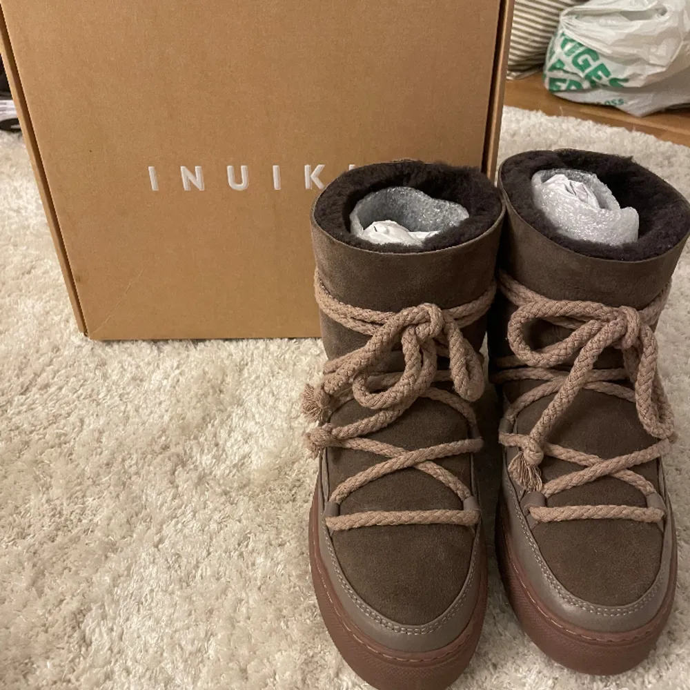 Sprillans nya inuikii skor i storlek 38. Säljer då de är något för små för mig. Färg: taupe😍☺️. Skor.