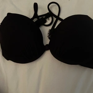 Bikini överdel - Aldrig använd. Är i storlek S men skulle gissa att den passar till 70B/ 75B
