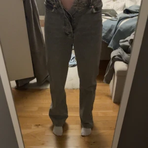 Fina jeans - Snygga jeans från märket woodbird köpta på jeansbolaget för 900kr. Högmidjade men man kan du om till lågmidajt om vill💕💕💕 Priset kan lätt diskuteras.  