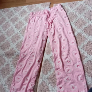 Pyjamas  - Rosa byxor men små rosa hjärtan på / aldrig använda förutom nu 
