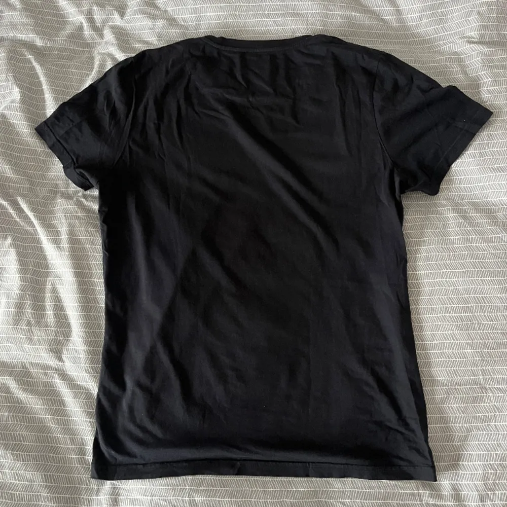 Mörkblå Morris T-Shirt med tryck på bröstet  Nypris: 250kr  Skick: Bra, normalt använd, inga synliga brister . T-shirts.