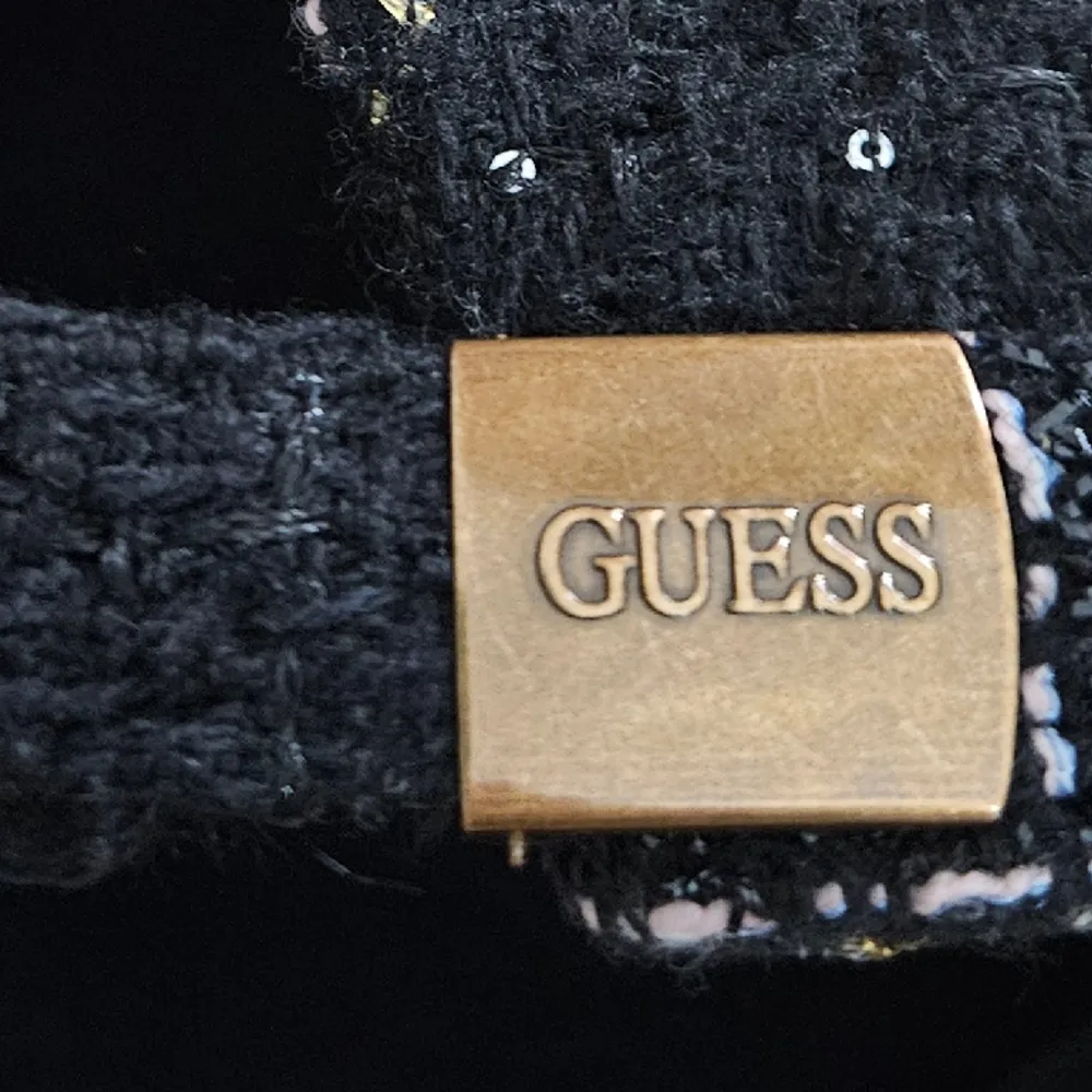 Svart Tweed Guess keps.  Den har några små svarta paljetter broderade, mycket detaljerade.  Endast använd en eller två gånger.. Accessoarer.