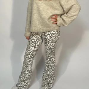 Mönstrade jeans! - Leopardmönstrade, bootcut jeans!