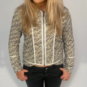 Mönstrad jacka🩵 - Cool, mönstrad jacka som passar superbra nu till våren! Kan såklart också användas som kofta och liknande!