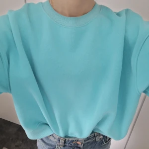 Collegetröja blå - En superskön blå collegetröja i en blå frän färg. Är i bra skick men har kanske någon fläck. I storlek M. 