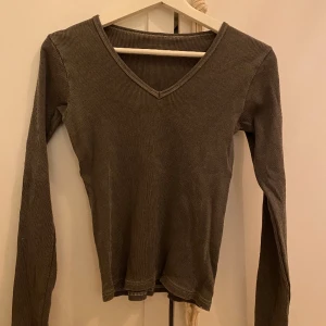 Brandy Melville Tröja - Urtvättad mörkgrå. Använd fåtal gånger. Storleken är Onesize, men passar mig som har S i vanliga fall. Fråga gärna efter fler bilder💘💘