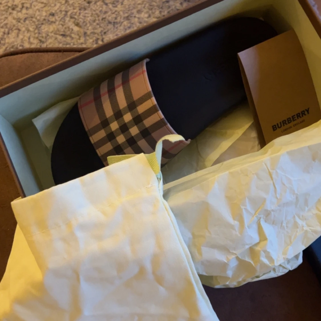 Burberry tofflor - 90