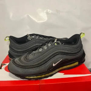 Nike air max 97 - Säljer mina nike air max 97or för de inte kom till mycket användning, då jag har bytt stil. De är i bra skick och är inte så använda( 9/10). Låda och kvitto finns. Kan även tänka mig ta trades. Var inte rädd o skicka bara ett dm om ni har några fråga