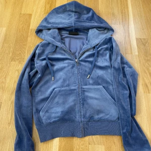 Juicy couture zip hoodie - Säljer denna fina juicy couture koftan💕 Väldigt bra kvalitet, den är i färgen grey/blue💕