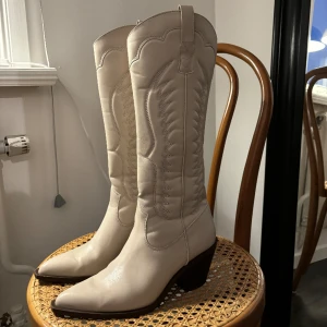 cowboy boots - Beiga cowboy boots från stradivarius! Nyskick då jag använt dom endast en gång! 🫶🏼Passar mig som har strl 38 vanligtvis!