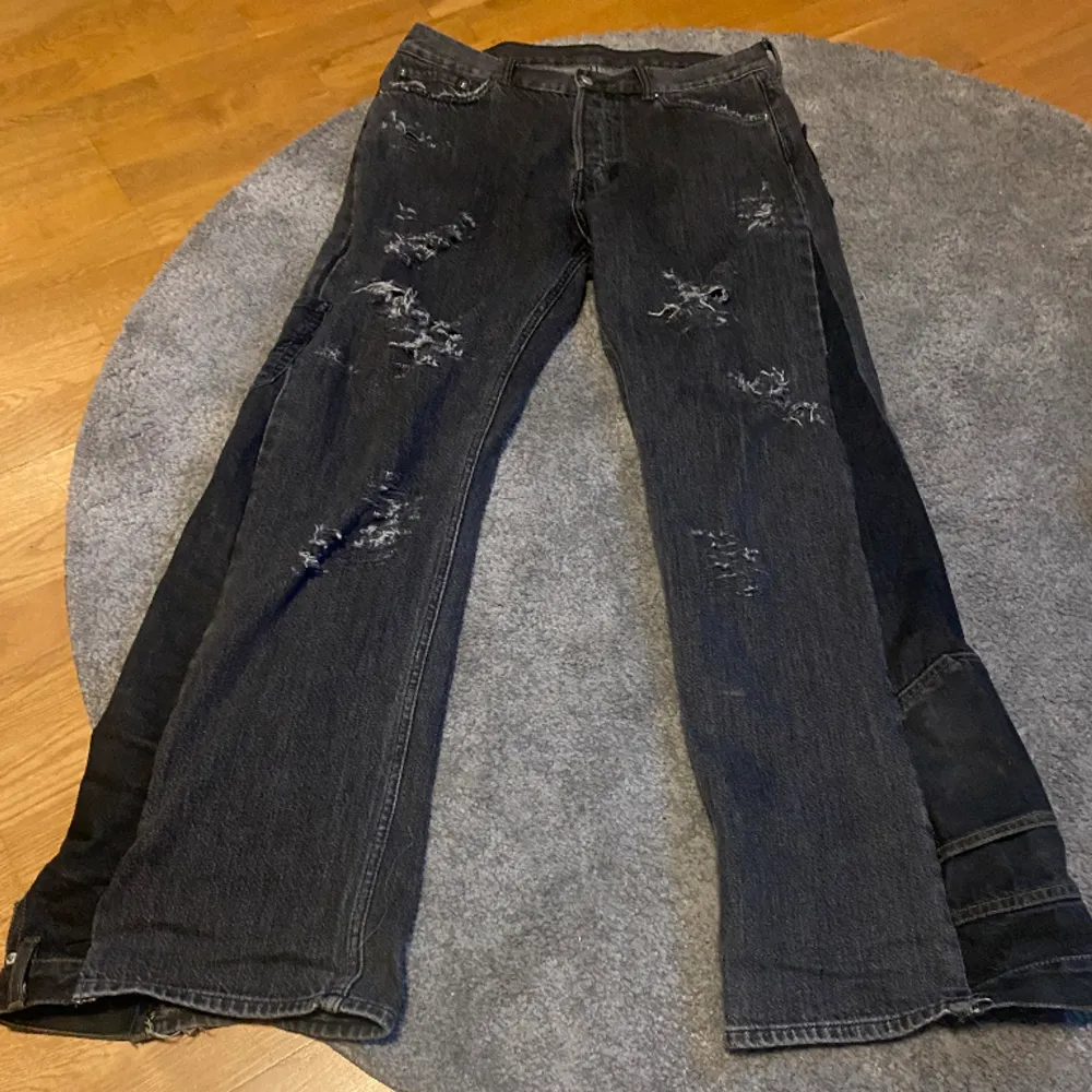 Säljer mina jeans, utsydda, distressed och extra fickor. Priset är inte fast, fråga om du har fler frågor . Jeans & Byxor.