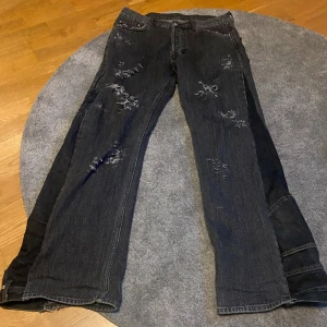 Custom jeans  - Säljer mina jeans, utsydda, distressed och extra fickor. Priset är inte fast, fråga om du har fler frågor 
