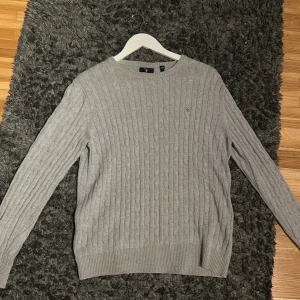 Grå kabelstickad Gant tröja - Strlk 170, 15år Fint skick, användes ett fåtal gånger innan den blev utväxt
