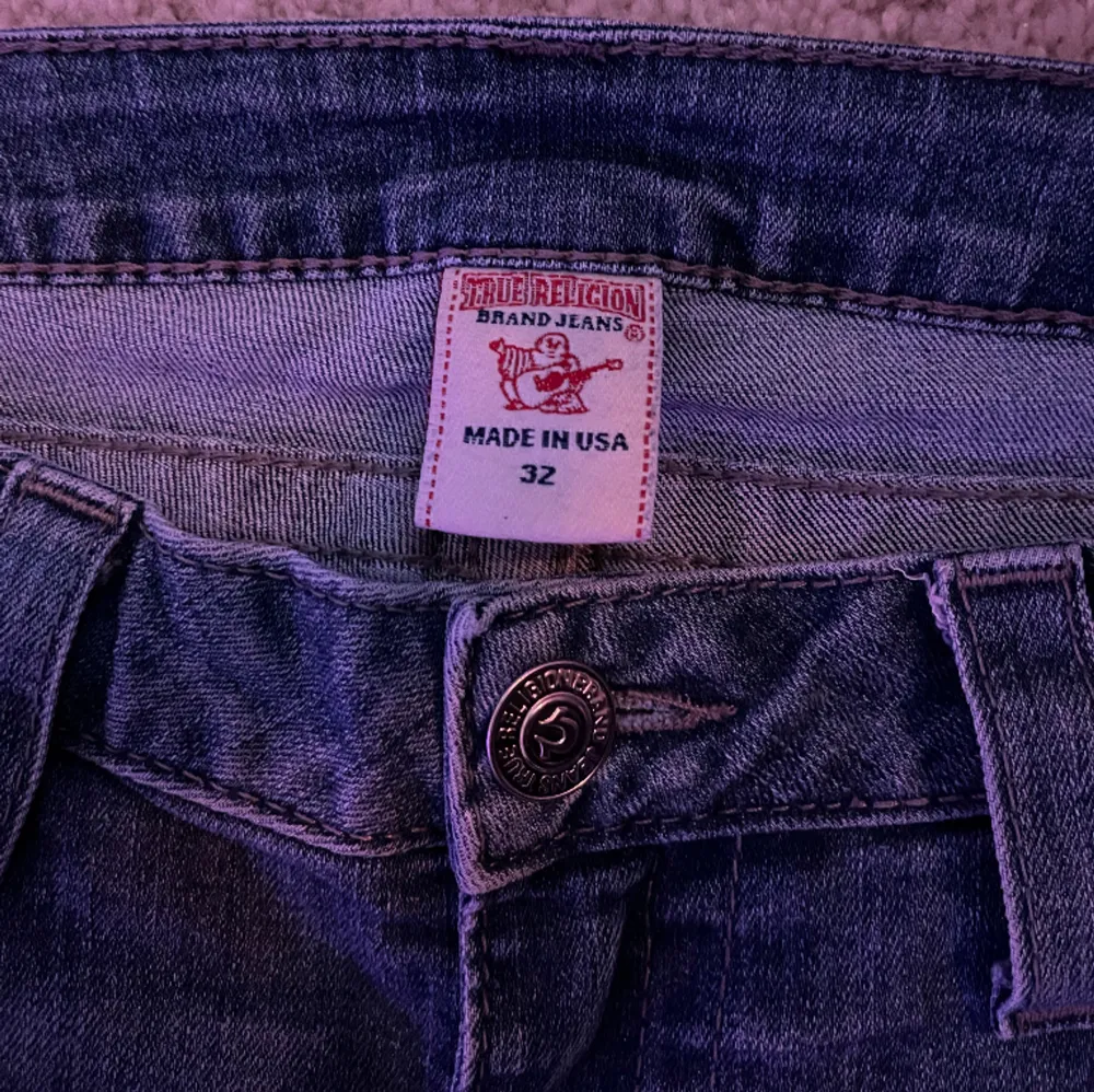 Jättefina True Religion jeans som är för stora för mig❤️( bilder från zalando ). Jeans & Byxor.