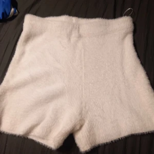 Shorts  - Gulliga vita fluffiga shorts. Använts ett fåtal gånger. 
