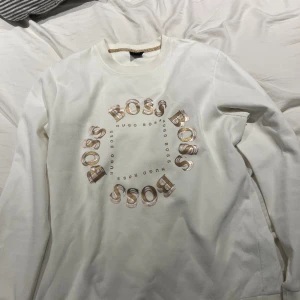 Hugo boss tröja - Säljer min Hugo boss tröja som är använd någon enstaka gång!