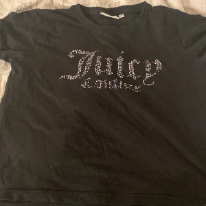Juicy couture  - En fin t-short från juicy couture, paljetterna har gott av men är lika fin och är såklart äkta💕storleken är liten i storleken så skulle tippa på att folk som har storlek S- M skulle kunna ha den här 