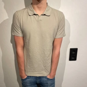 NN07 piké  - Tjena, säljer denna nästintill oanvända pikéen från NN07! Hör av dig vid minsta fundering🤝 Modellen är 183cm och väger 73kg