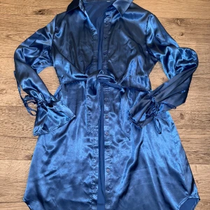 Satin klänning blå  - Storlek M 