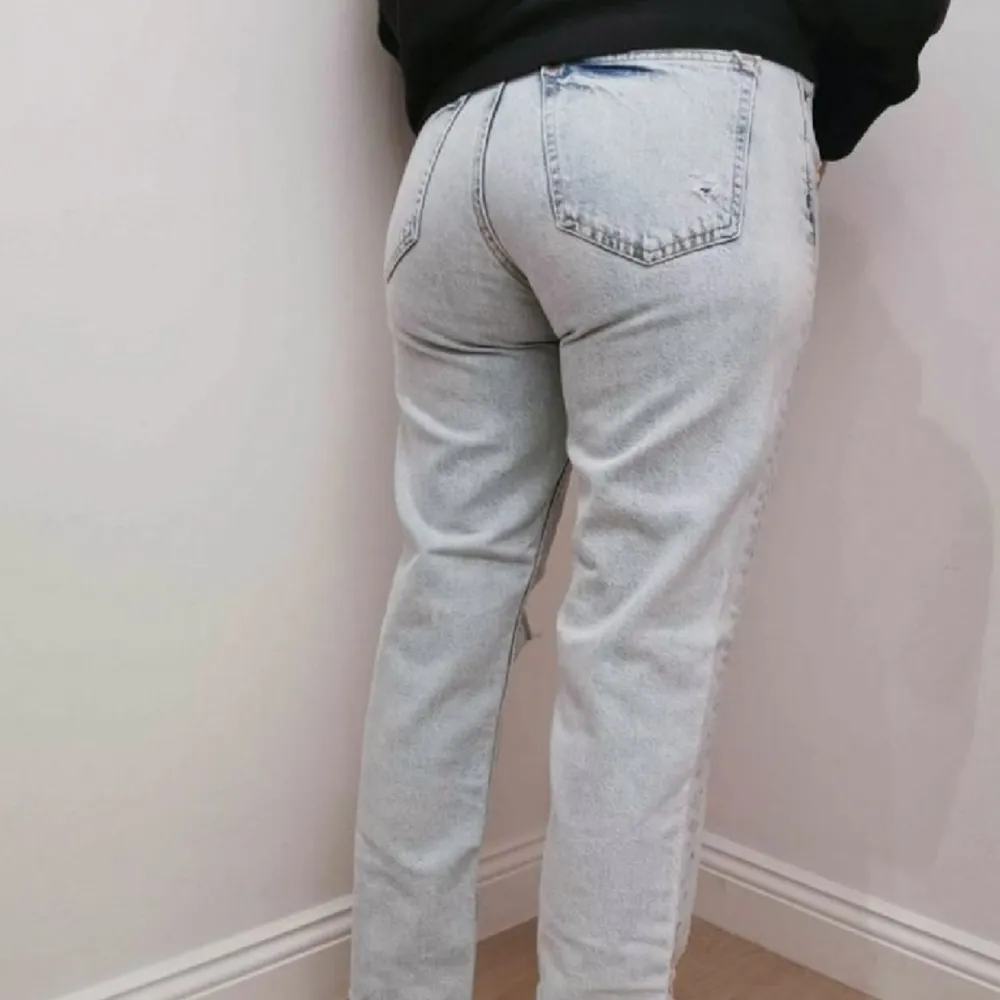 Ljusa boyfriend jeans storlek 24 (jeans storlek). Material: 100% bomull. . Jeans & Byxor.