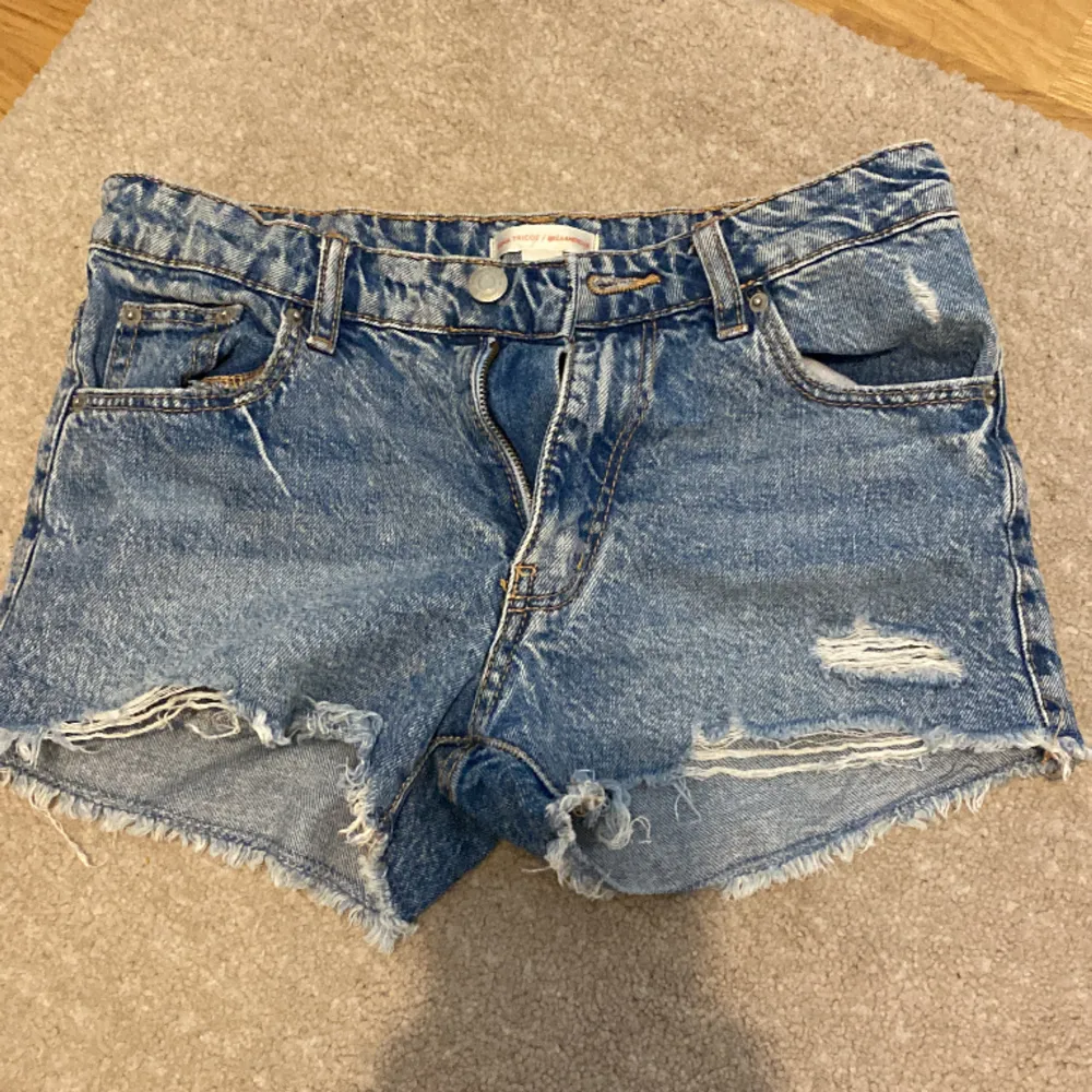 Säljer dessa snygga blåa jeansshorts från Gina Trico på young avdelningen, på grund av att de blivit för små för mig. Bra skick👌🏼 . Shorts.
