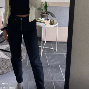 Jeans från Gina Tricot - Mom jeans från Gina Tricot, bra skick, storlek 34. Säljer pga att de inte används längre. Pris 200kr