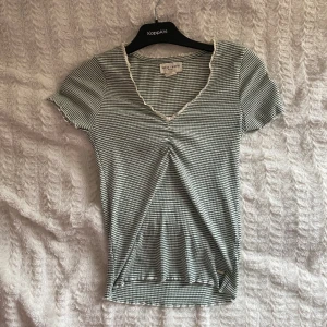 Grönt Randigt linne  - köpt på lindex 