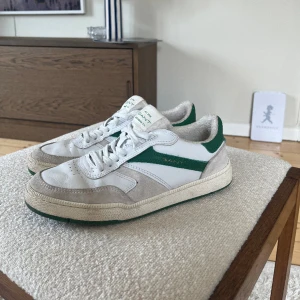 Grön/vita sneakers från Gant - Använt skick. Nypris ca 1500kr