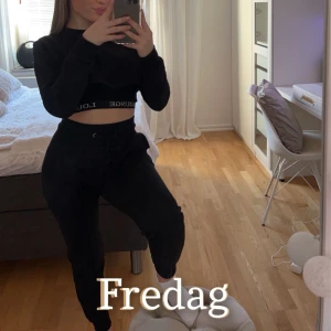 Lounge underwear - Säljer detta fina sett som inte längre säljs.  Strl s Består av byxor, linne & sweetshirt- fler bilder kan visas.  Står lounge runt linnet, svart på byxsidan & mitt på sweetshirten i svart text.    Kommer inte till användning. Köpt för 1300 kr.