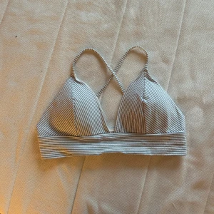 Bikini överdel - Jätte fin bikini överdel, säljer då den ej kommer till användning. 🤍 Använd fåtal gånger så nyskick. 🤍