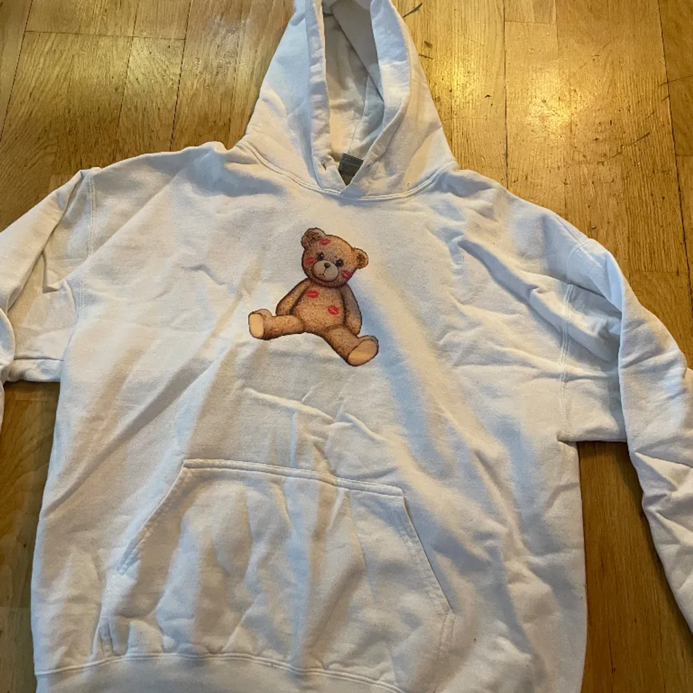 Storlek L, ganska liten i storleken. Tröja från fashionbear, super gullig. I fint skick. Väger 476 gram så frakten blir 72 kr.. Hoodies.