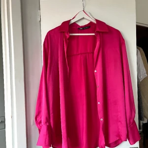 Rosa siden skjorta från zara 🩷 - Siden skjorta från Zara i storlek M 🩷 