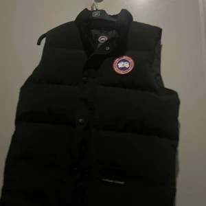 Canada Goose väst  - Skicket är 10/10 då den är knappt använd, säljer för att jag inte vill ha den längre. Väldigt varm och skön att ha på sig.