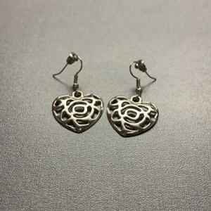 Nya örhängen  - Oanvända hjärtformade örhängen som är silverfärgade. Men är inte av äkta silver.
