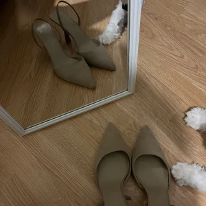 Mocka klackar  - Väldigt bra skick , anvönda 1 gång på middag. Klacken skulle jag nog säga är ungefär 5 cm. Mocka imitation.  Klackskorna är i stl 42 men verkligen små i strl om du har 40/41 så passar dom perfekt. Sista bilden ser ni exakta färgen på skorna.