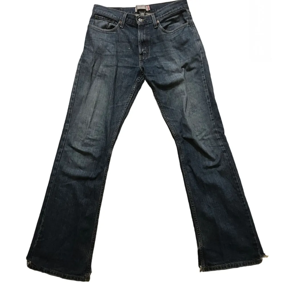 Äkta Levis bootcut jeans i bra kvalite, skavor längst ner vid hälen. Midjan är insydd för att passa i midjan med det syns inte. Pris går att diskuteras . Jeans & Byxor.