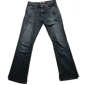 Äkta Levis bootcut jeans i bra kvalite, skavor längst ner vid hälen. Midjan är insydd för att passa i midjan med det syns inte. Pris går att diskuteras 