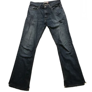  low waist Bootcut Levis jeans  - Äkta Levis bootcut jeans i bra kvalite, skavor längst ner vid hälen. Midjan är insydd för att passa i midjan med det syns inte. Pris går att diskuteras 